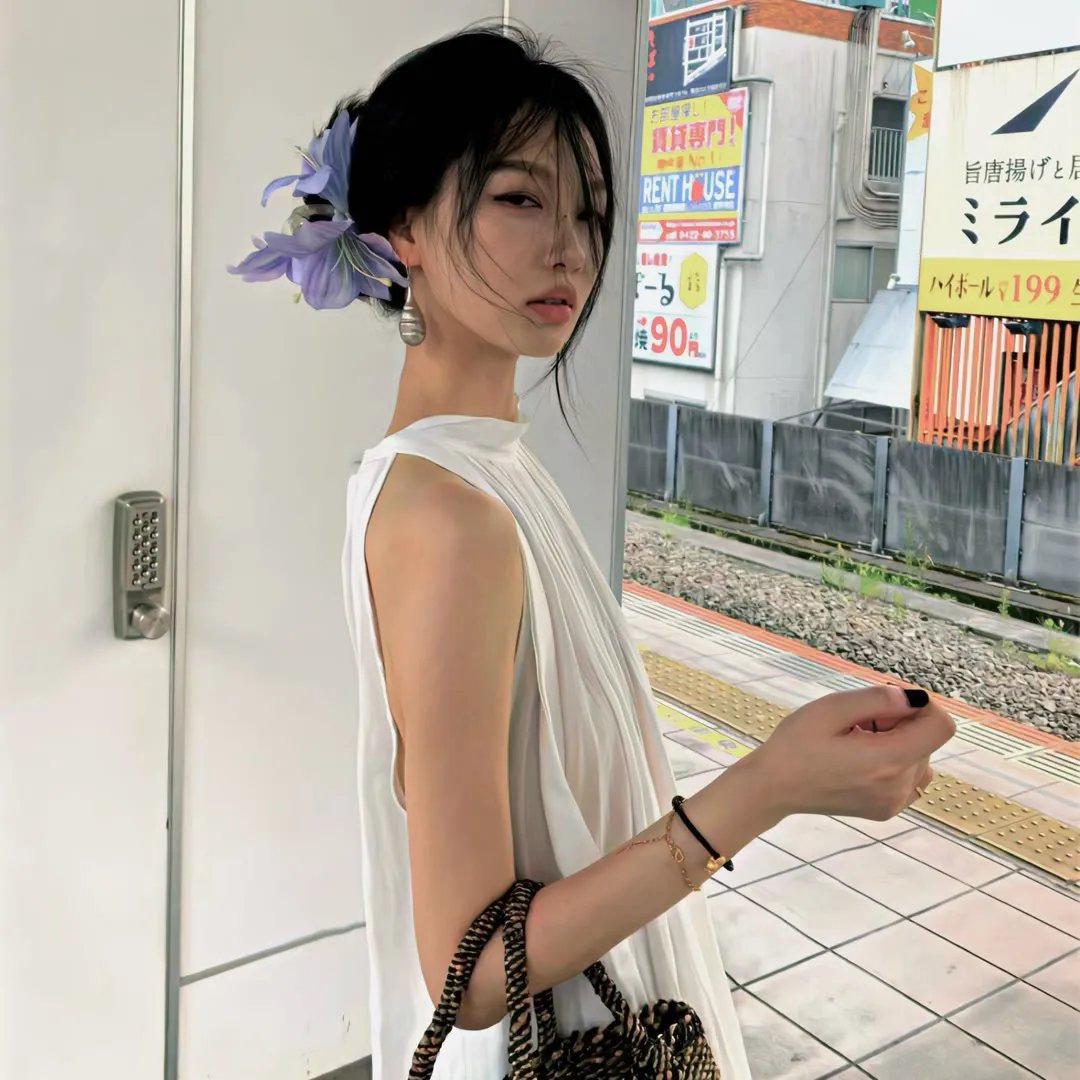 她在这里